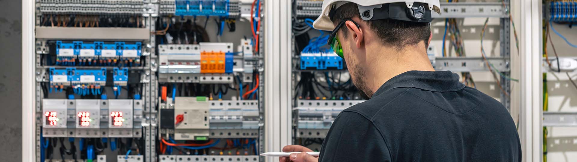 Tustin technician working a commercial job